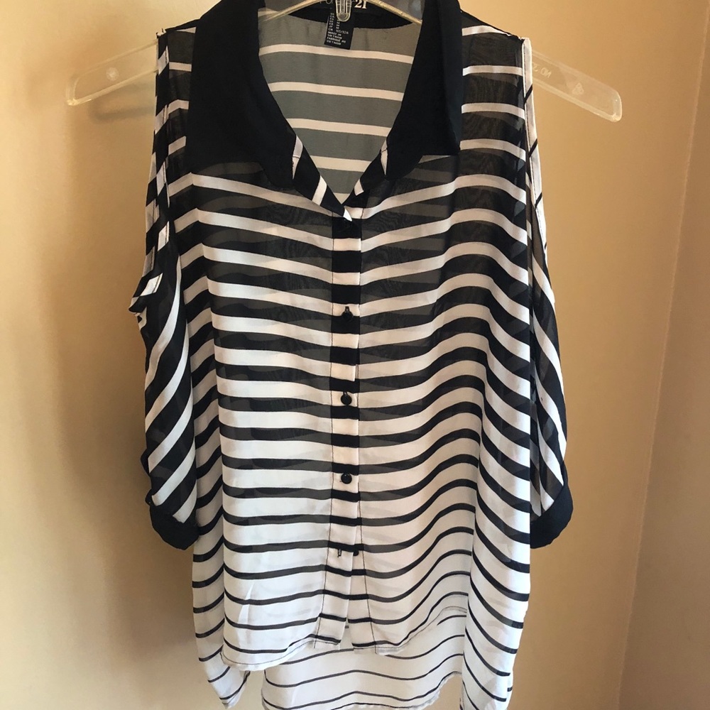 Stripped blouse with shoulder cut outs